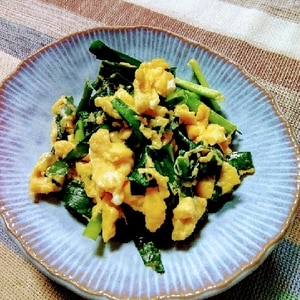 お醤油の味でご飯が進む♪ニラ玉